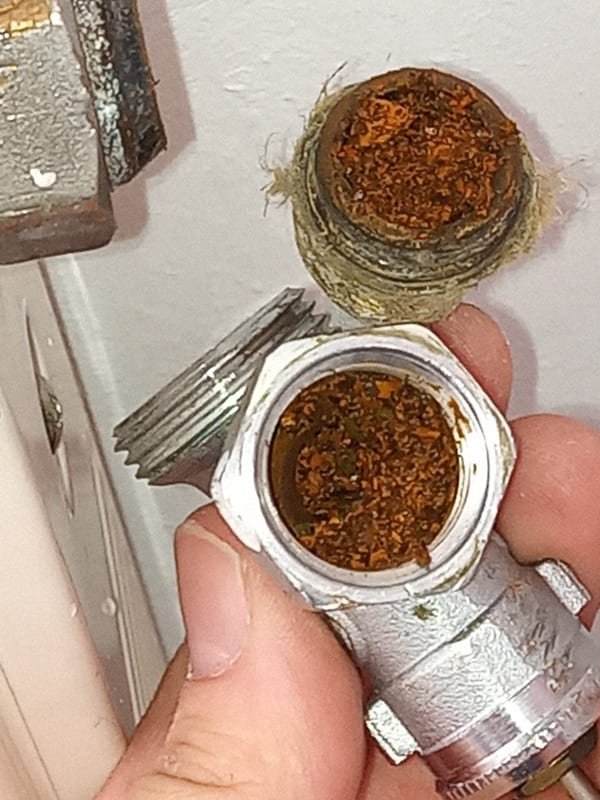 bouchon de boue solide dans un robinet de radiateur