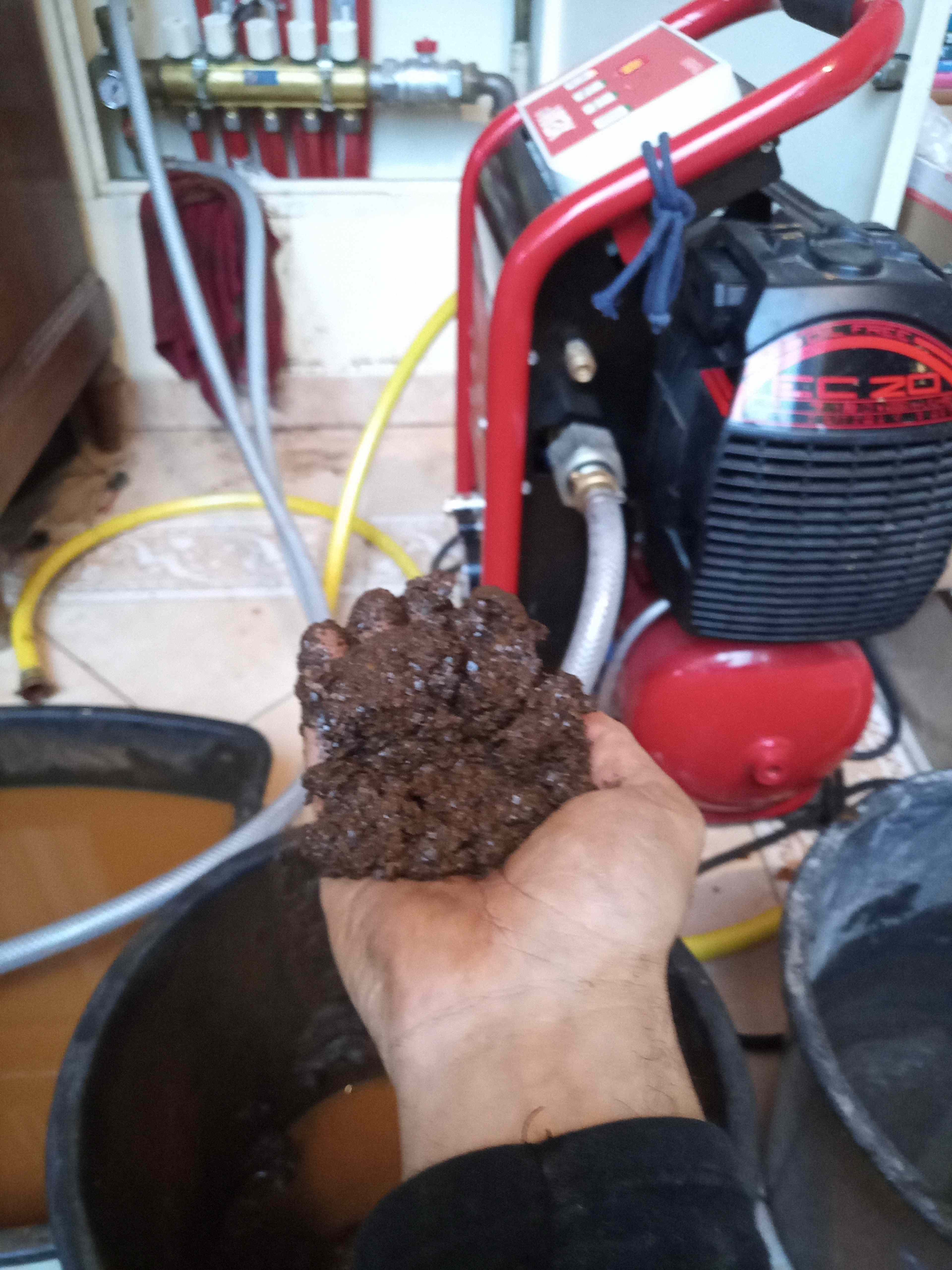 Caméra thermique photo d'un radiateur rempli de boue