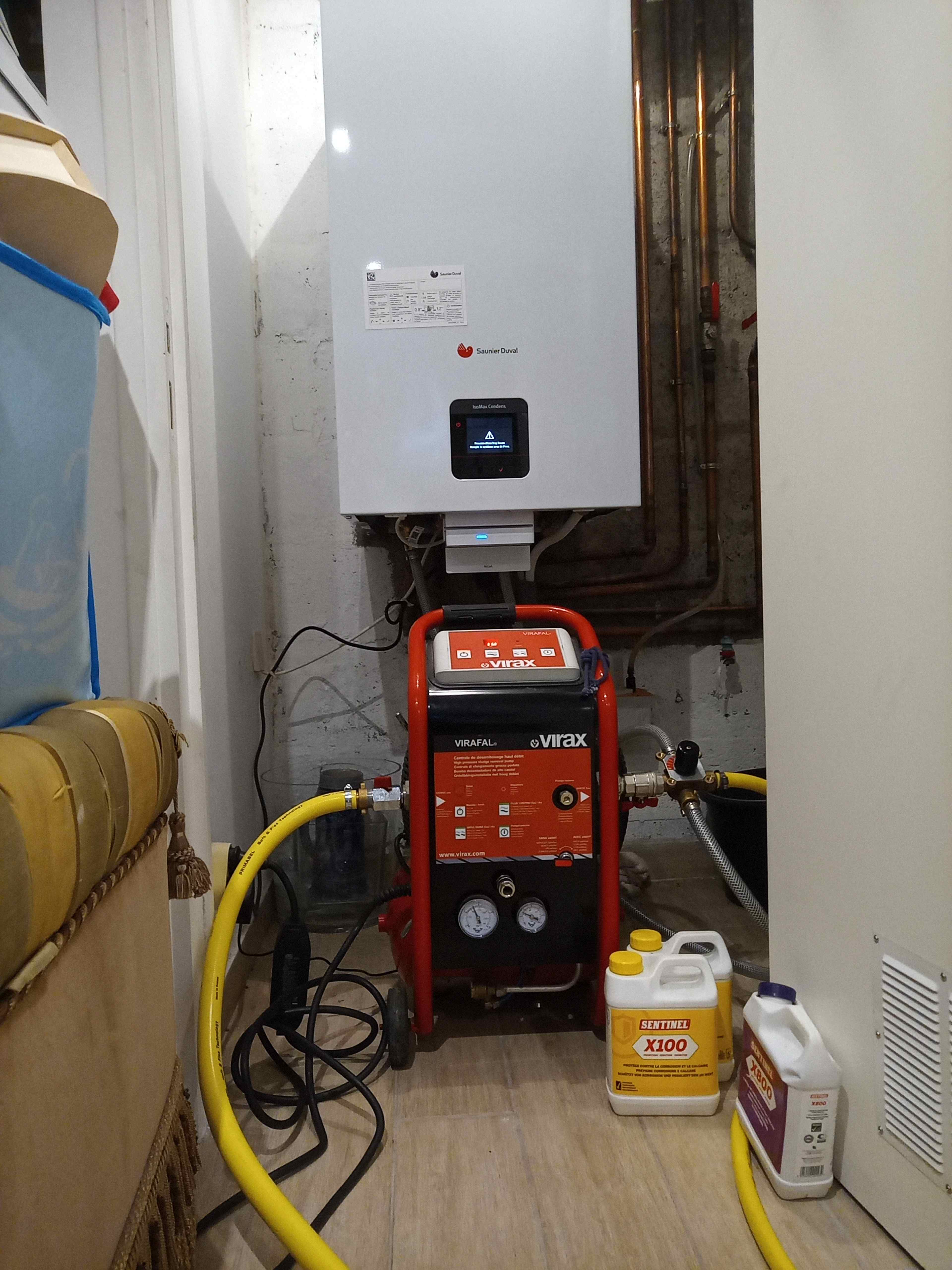 Machine de désembouage connectée sur un circuit de radiateurs