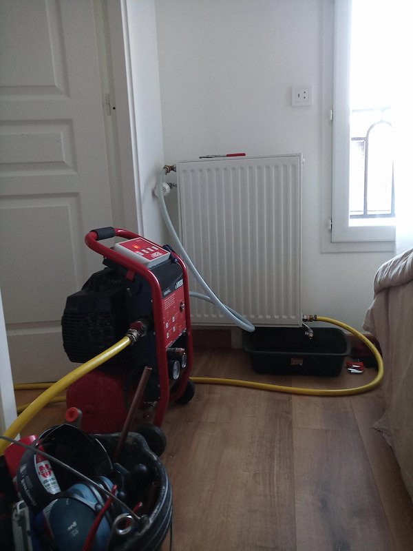 Désembouage des radiateurs dans une maison