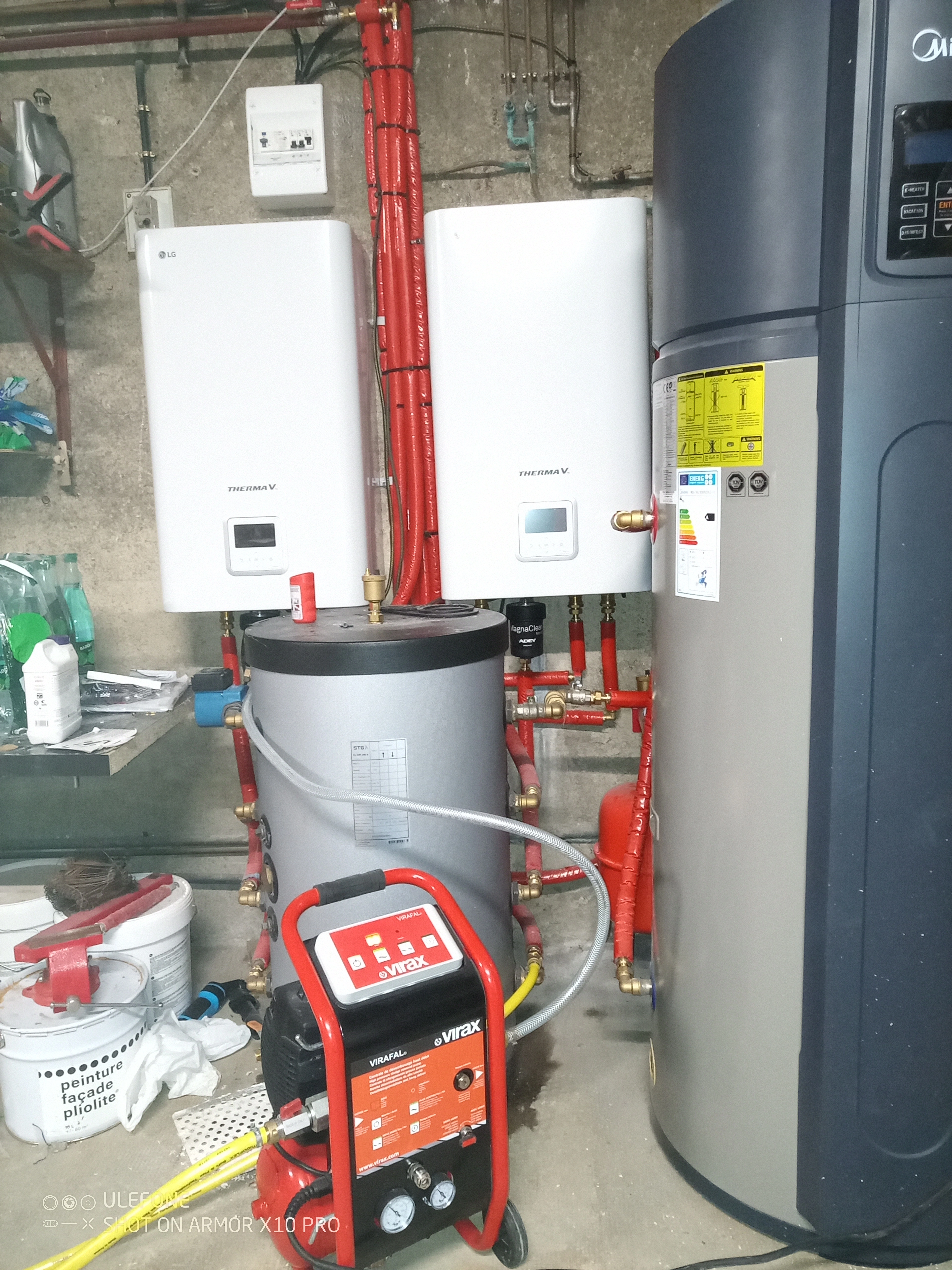 Machine de désembouage raccordée sur un radiateur pendant le nettoyage du circuit