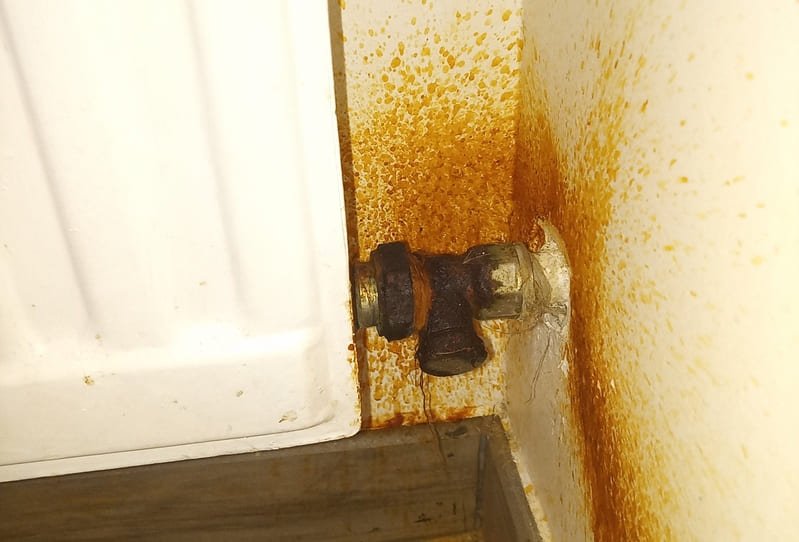 Radiateur percé par la corrosion, mur taché