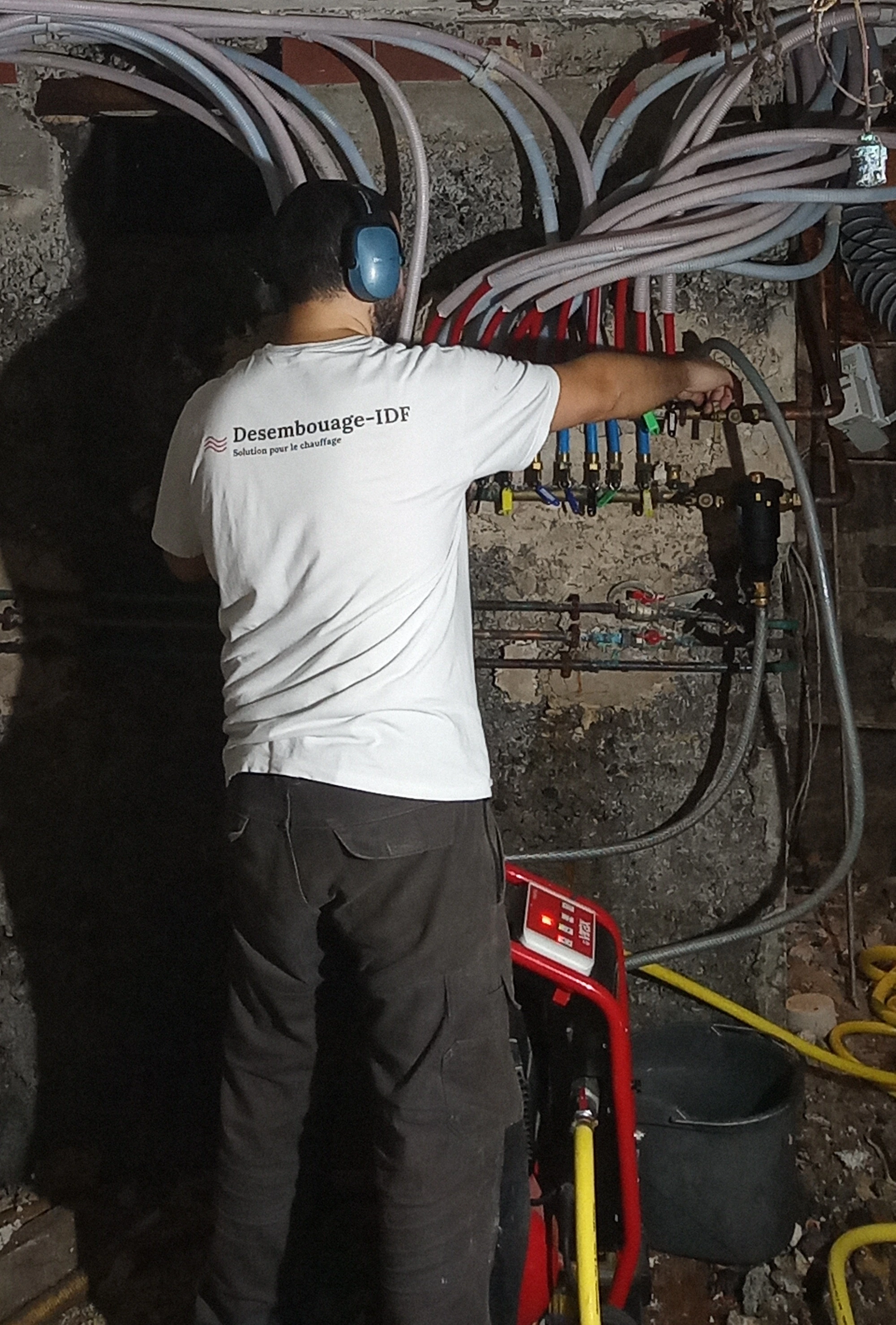 technicien effectuant un désembouage du chauffage